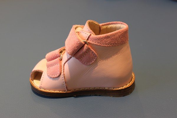 Специалисты утверждают, что детская обувь просто 